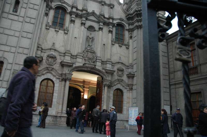 La iglesia de las Nazarenas, que alberga a la sagrada imagen del Señor de los Milagros, es casi tan antigua como la imagen misma