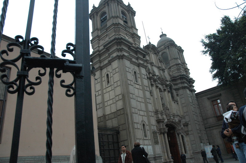 La iglesia de las Nazarenas, que alberga a la sagrada imagen del Señor de los Milagros, es casi tan antigua como la imagen misma