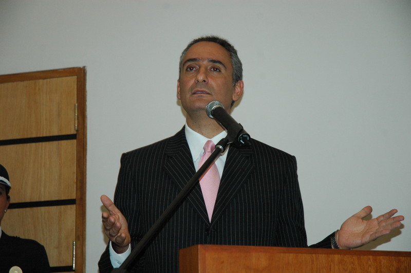 Alexander Martín Kouri Bumachar  conocido como Álex Kouri es un abogado y político peruano