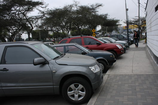 Autos estacionados en la avenida Guardia Civil de San isidro