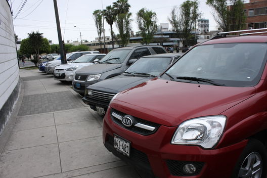 Autos estacionados en la avenida Guardia Civil de San isidro