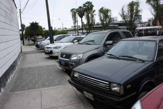 Autos estacionados en la avenida Guardia Civil de San isidro