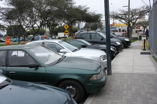 Autos estacionados en la avenida Guardia Civil de San isidro