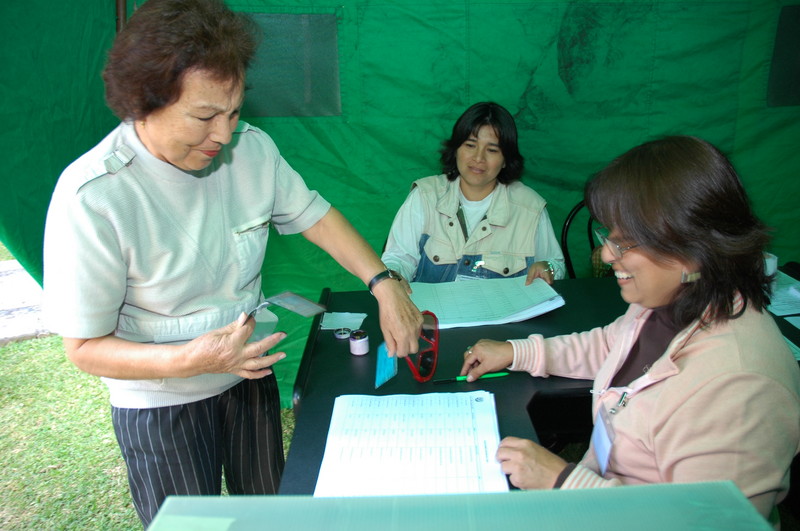 Personas sufragando en distintas partes del Perú