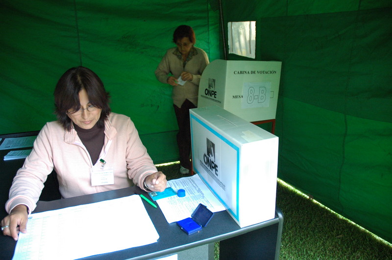 Personas sufragando en distintas partes del Perú