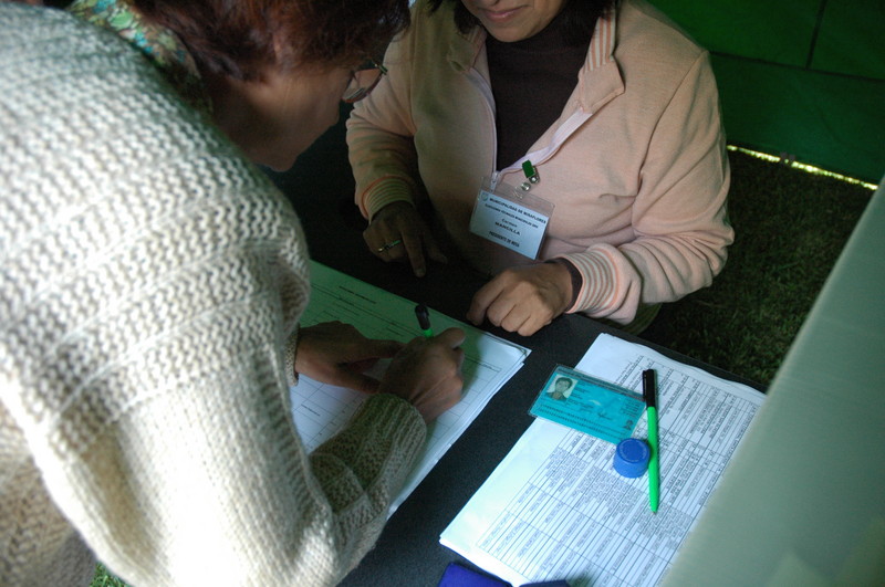 Personas sufragando en distintas partes del Perú