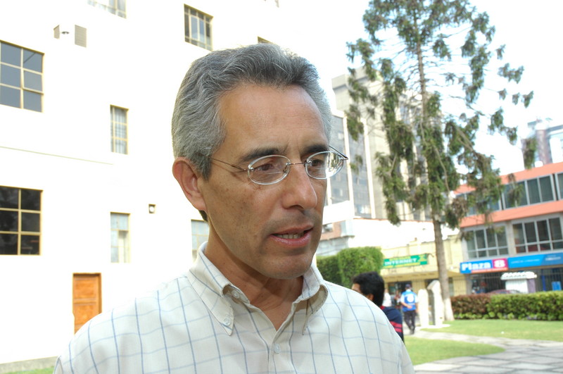 Congresista de la Alianza Parlamentaria Fernando Andrade declarando a la prensa nacional