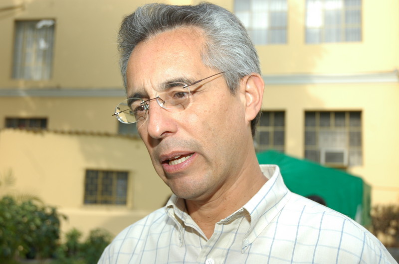 Congresista de la Alianza Parlamentaria Fernando Andrade declarando a la prensa nacional