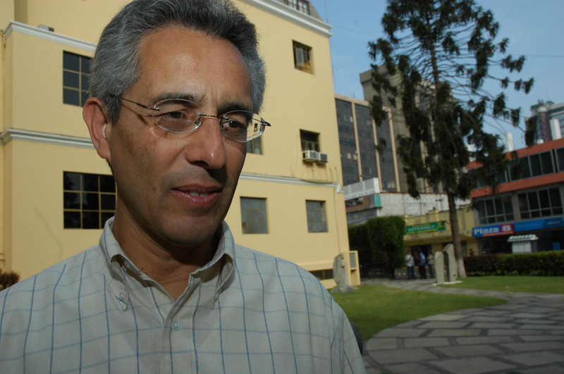 Congresista de la Alianza Parlamentaria Fernando Andrade declarando a la prensa nacional