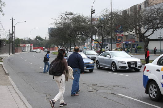 Peatones cruzando la  Avenida la Molina frente a Wong de Camacho