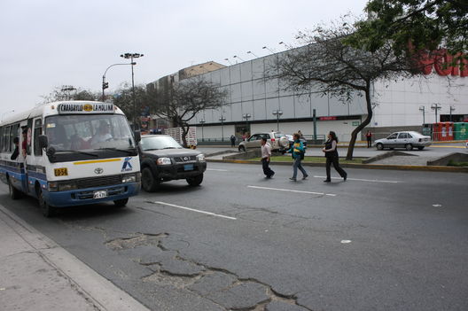 Peatones cruzando la  Avenida la Molina frente a Wong de Camacho
