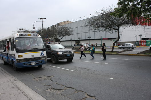 Peatones cruzando la  Avenida la Molina frente a Wong de Camacho