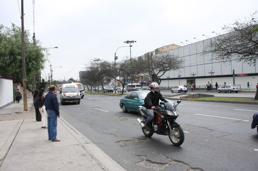 Peatones cruzando la  Avenida la Molina frente a Wong de Camacho