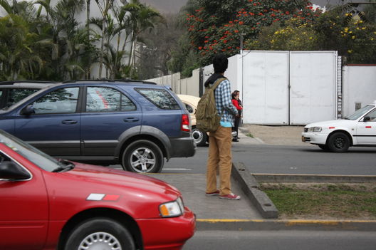 Peatones cruzando la  Avenida la Molina frente a Wong de Camacho
