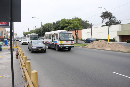 Peatones cruzando la  Avenida la Molina frente a Wong de Camacho