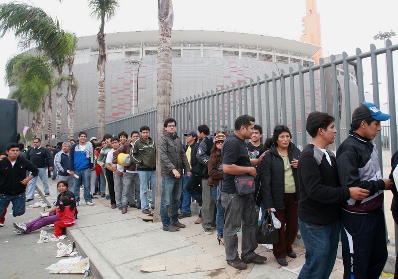 Largas colas forman en el estadio nacional en busca de conseguir entradas para encuentro entre Perú y Colombia