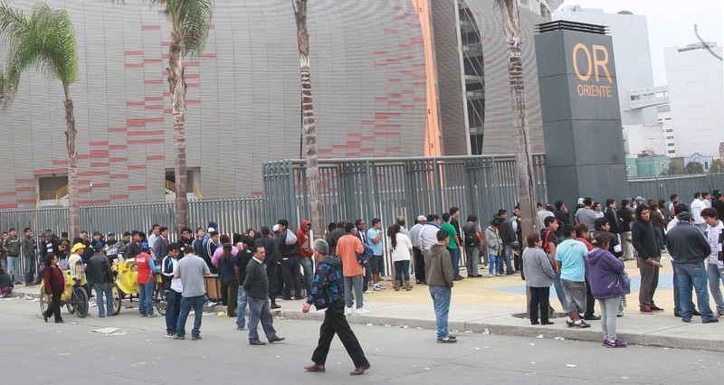 Largas colas forman en el estadio nacional en busca de conseguir entradas para encuentro entre Perú y Colombia
