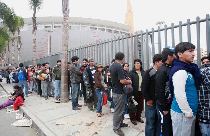 Largas colas forman en el estadio nacional en busca de conseguir entradas para encuentro entre Perú y Colombia