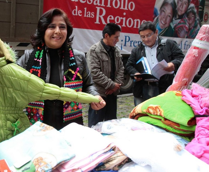 Ministra de la Mujer Ana Jara Velásquez y Poblaciones Vulnerables,entregaron importante donación al Gobierno Regional de Huancavelica