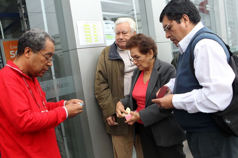 Miles de fonavistas se inscriben en el banco de la Nación