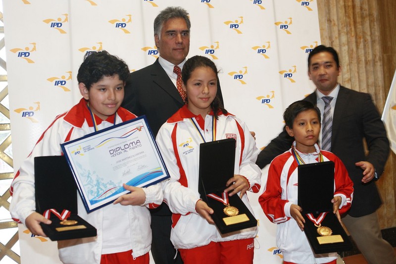 Ajedrecistas José Martínez, Bécquer Rubio y Mitzy Caballero premiados por el IPD con la Medalla de Honor