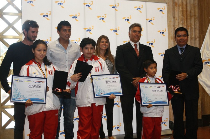Ajedrecistas José Martínez, Bécquer Rubio y Mitzy Caballero premiados por el IPD con la Medalla de Honor
