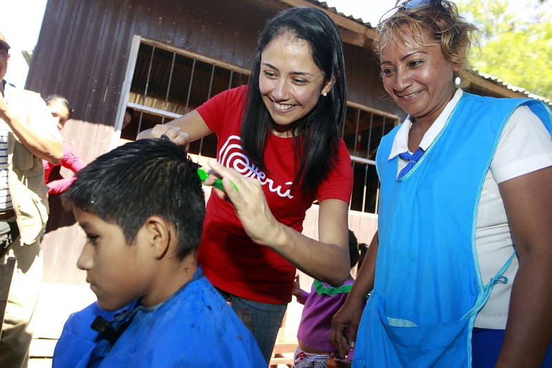 Primera Dama Nadine Heredia, entrega ayuda a damnificados por inundaciones en región Ucayali