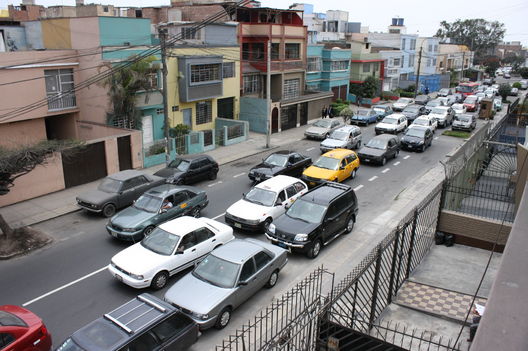 Transito Vehicular en la avenida Los Tulipanes del distrito de Lince