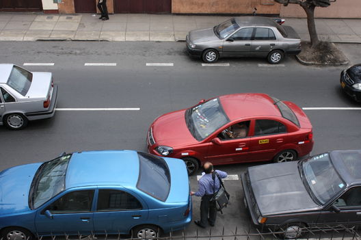 Transito Vehicular en la avenida Los Tulipanes del distrito de Lince