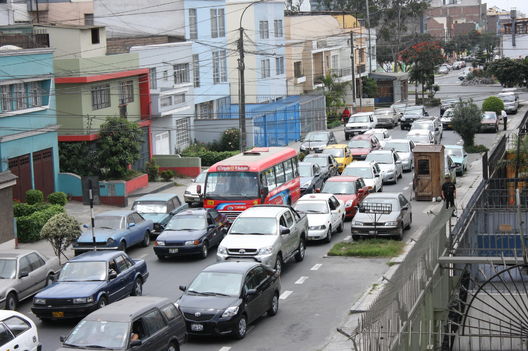 Transito Vehicular en la avenida Los Tulipanes del distrito de Lince