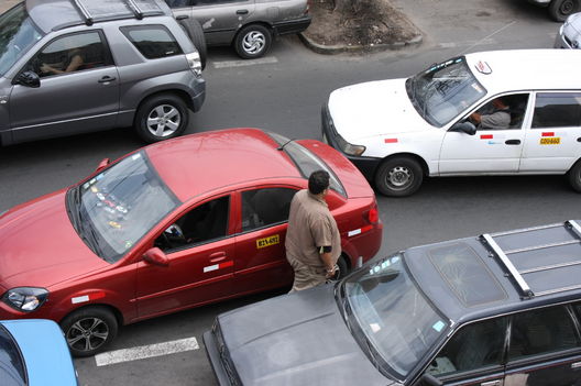 Transito Vehicular en la avenida Los Tulipanes del distrito de Lince