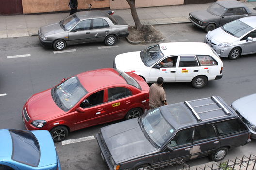 Transito Vehicular en la avenida Los Tulipanes del distrito de Lince