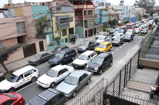 Transito Vehicular en la avenida Los Tulipanes del distrito de Lince