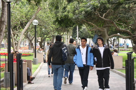 El atractivo y acogedor Parque Kennedy ubicado en el Ovalo de Miraflores