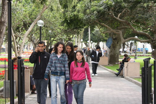El atractivo y acogedor Parque Kennedy ubicado en el Ovalo de Miraflores