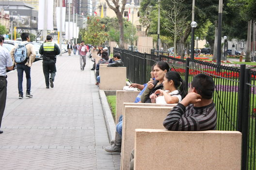 El atractivo y acogedor Parque Kennedy ubicado en el Ovalo de Miraflores
