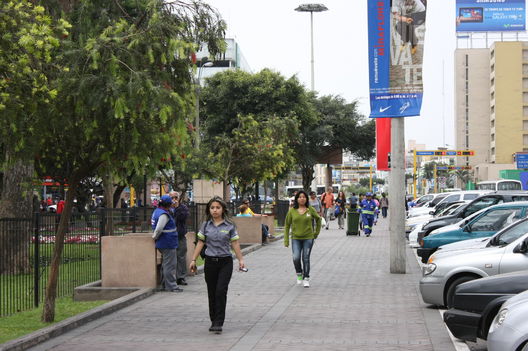 El atractivo y acogedor Parque Kennedy ubicado en el Ovalo de Miraflores