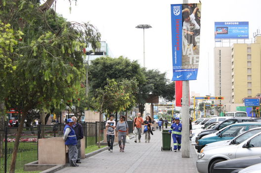 El atractivo y acogedor Parque Kennedy ubicado en el Ovalo de Miraflores