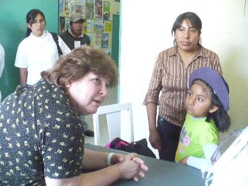 Hija del revolucionario Ernesto 'Che' Guevara, Aleida Guevara brindó atención médica a niños de la ciudad sureña de Arequipa