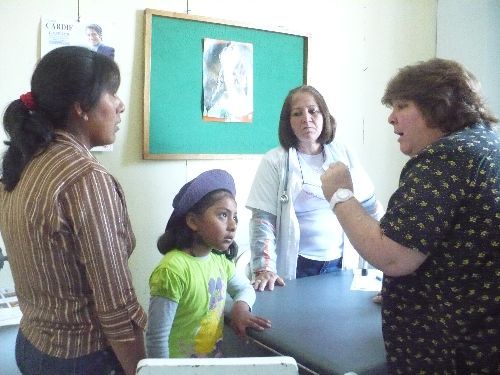 Hija del revolucionario Ernesto 'Che' Guevara, Aleida Guevara brindó atención médica a niños de la ciudad sureña de Arequipa