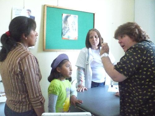 Hija del revolucionario Ernesto 'Che' Guevara, Aleida Guevara brindó atención médica a niños de la ciudad sureña de Arequipa