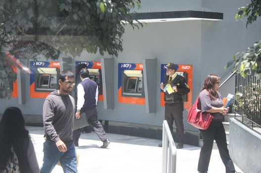 Los cajeros automaticos están por todo sitio en San Isidro