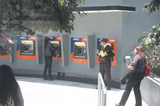 Los cajeros automaticos están por todo sitio en San Isidro