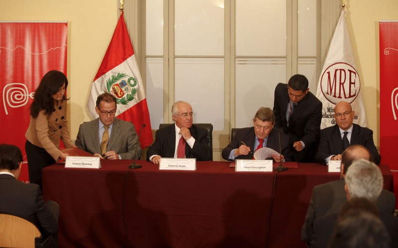 Ministro de Relaciones Exteriores, Rafael Roncagliolo,y Roberto Hoyle de inPerú firman convenio de inversión extranjera hacia Perú