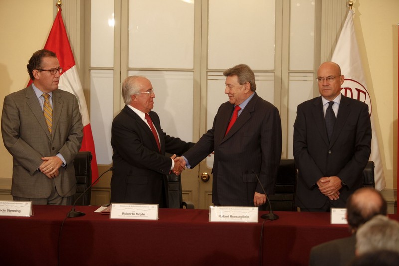 Ministro de Relaciones Exteriores, Rafael Roncagliolo,y Roberto Hoyle de inPerú firman convenio de inversión extranjera hacia Perú