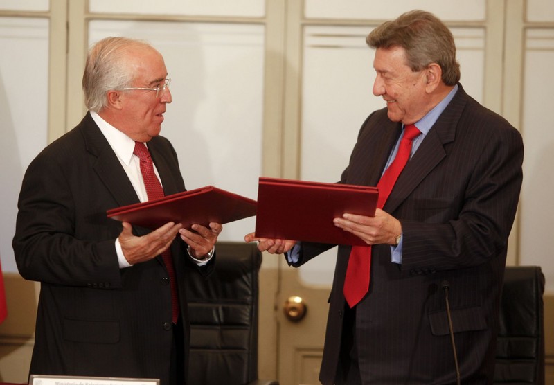 Ministro de Relaciones Exteriores, Rafael Roncagliolo,y Roberto Hoyle de inPerú firman convenio de inversión extranjera hacia Perú