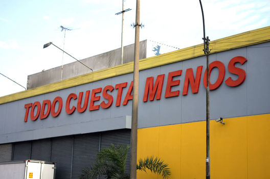 Unas miras del Centro Comercial Plaza Vea ubicado en San isidro