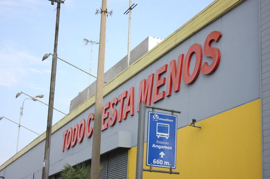 Unas miras del Centro Comercial Plaza Vea ubicado en San isidro