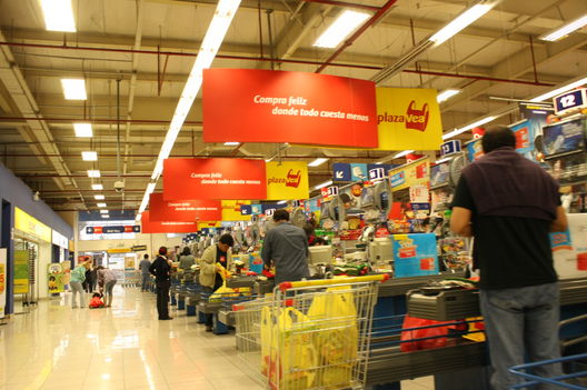 Unas miras del Centro Comercial Plaza Vea ubicado en San isidro
