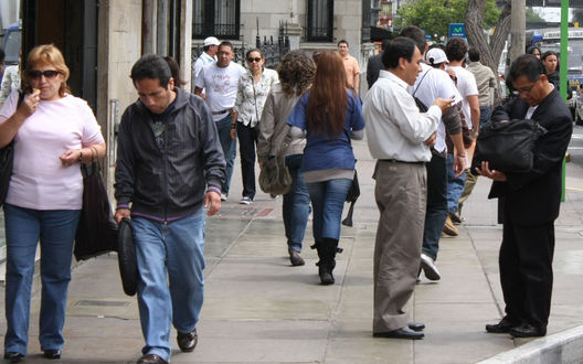 Unos paseantes en la Avenida Larco de Miraflores